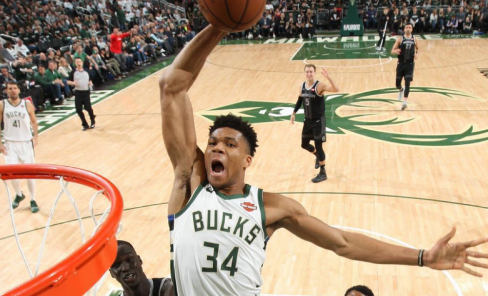 字母哥爆砍五十加十七篮板雄鹿碾压尼克斯